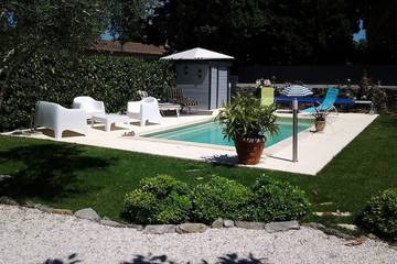 Gîte pour 2 personnes, avec jardin et terrasse à Pezens
