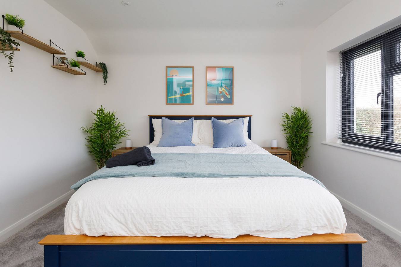 Renovated Home for 7, Canal Walk to Chichester in Hunston, West Sussex