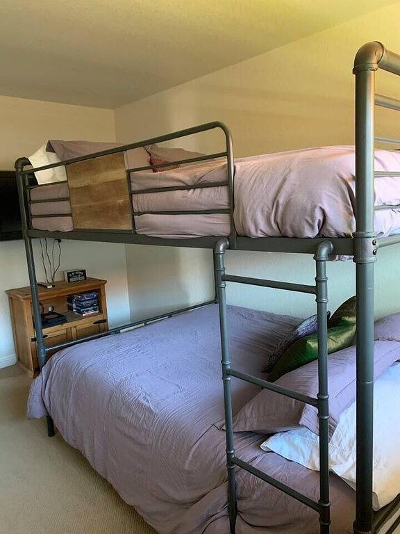 Vacation rental for 8 people, with balcony and hot tub as well as yard in Big Sur