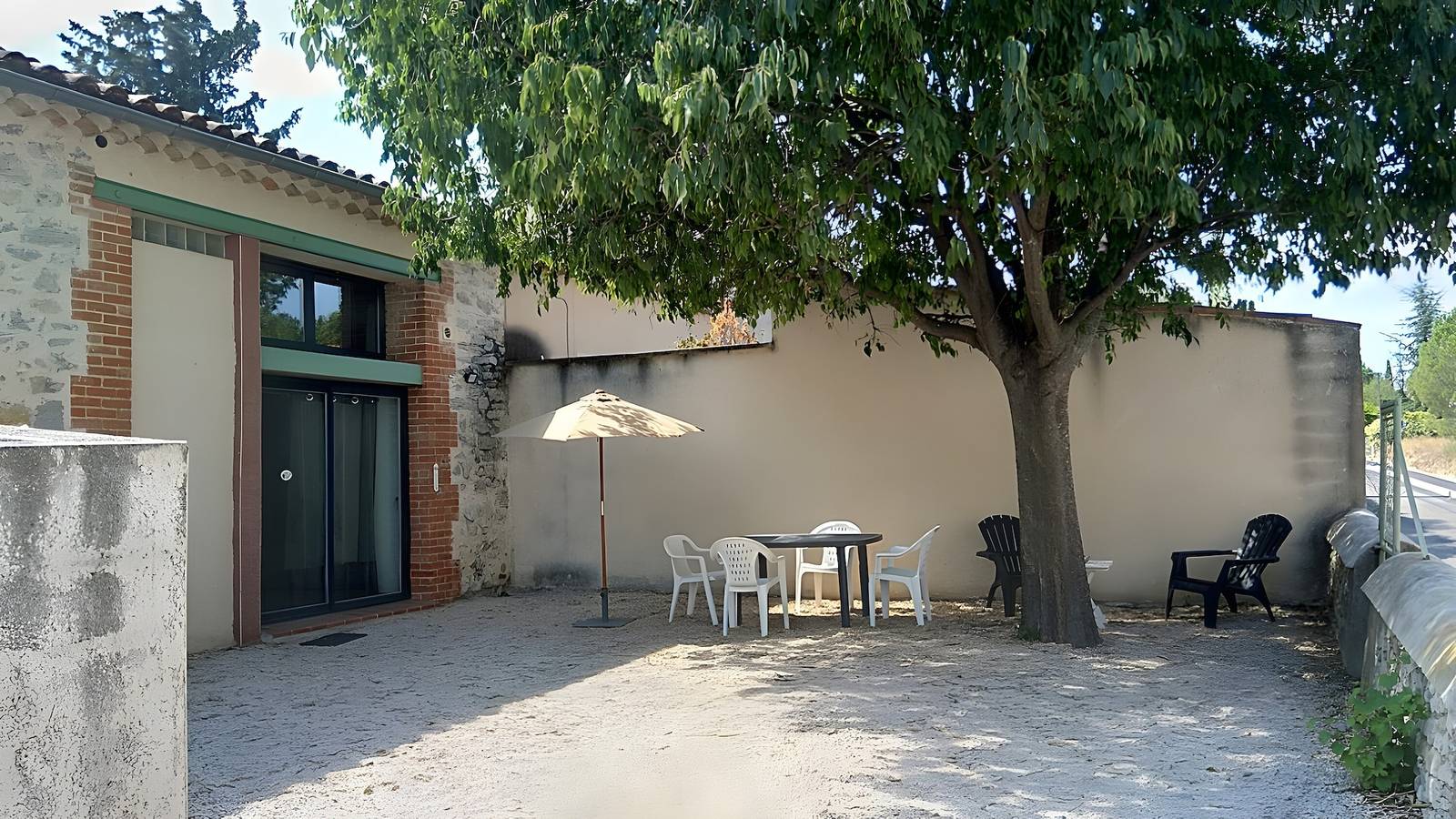 Le Gîte Du Vieux Mûrier Côté Est : jardin privé, Wi-Fi et climatisation in Saint-Jean-de-Serres, Région d'Alès