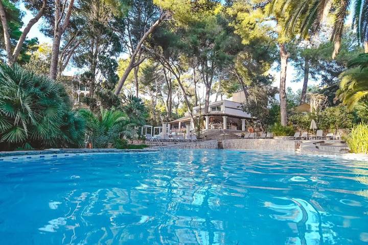 Hôtel pour 4 personnes, avec piscine et sauna ainsi que jardin et vue