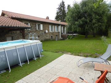 Gîte pour 8 personnes, avec piscine ainsi que terrasse et jardin, animaux acceptés dans le Puy-de-Dôme