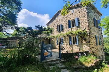 Gîte pour 6 personnes, avec terrasse et jardin, animaux acceptés à Rochemaure
