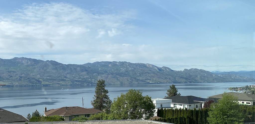 2 bedroom modern lakeview home near wine trail in West Kelowna, Crystal Mountain