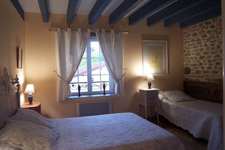 Gîte pour 9 personnes, avec sauna ainsi que jardin et jacuzzi, animaux acceptés à Jouillat - 3
