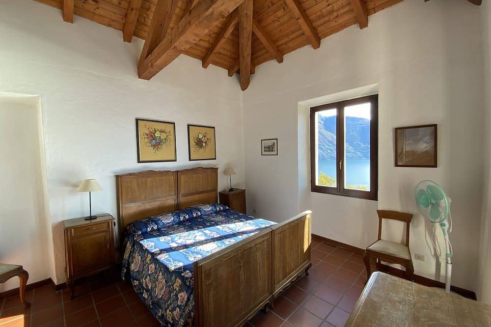Schönes Haus mit Weinreben bewachsenen Terrasse mit Blick auf den Comer See in Santa Maria Rezzonico, Comune di San Siro