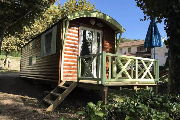 Location de vacances pour 4 personnes, avec piscine ainsi que sauna et terrasse à Saint-Girons (Ariège)