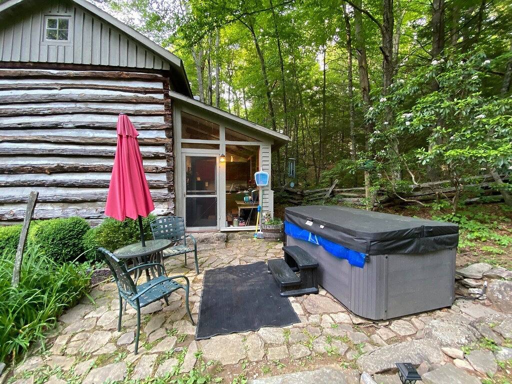 3 Sisters - Historic 1840 Pre-Civil War Log Cabin with sauna, hot tub & firepit! in Blue Ridge Parkway, Nelson County
