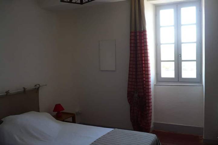 Das Maison du Rempart in Lussan, mittelalterlich, in lokalen Steinen in Lussan, Nimes und Umgebung