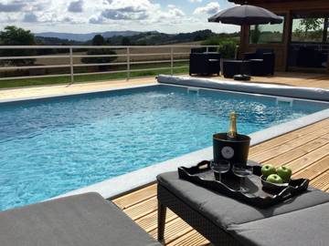 Gîte pour 10 personnes, avec terrasse et jardin ainsi que jacuzzi et piscine à Saint-Cyprien-sur-Dourdou