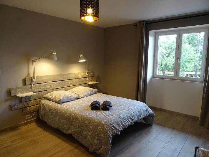 Location de vacances pour 6 personnes, avec terrasse ainsi que piscine et jardin à Nauviale - 3