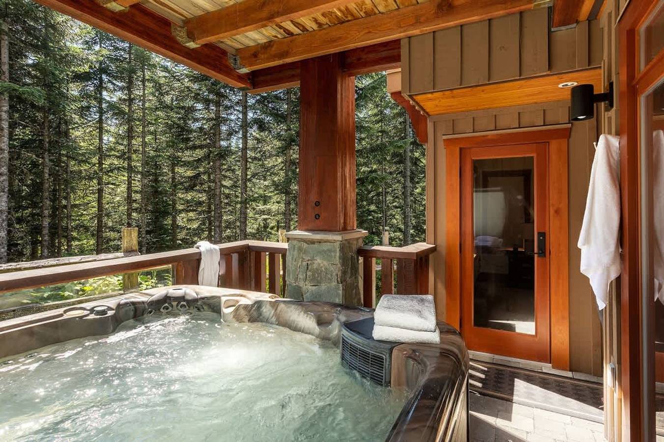 Geheel appartement, Ski Access Townhouse w  Hot Tub   Incredible Views in Whistler, Whistler Blackcomb