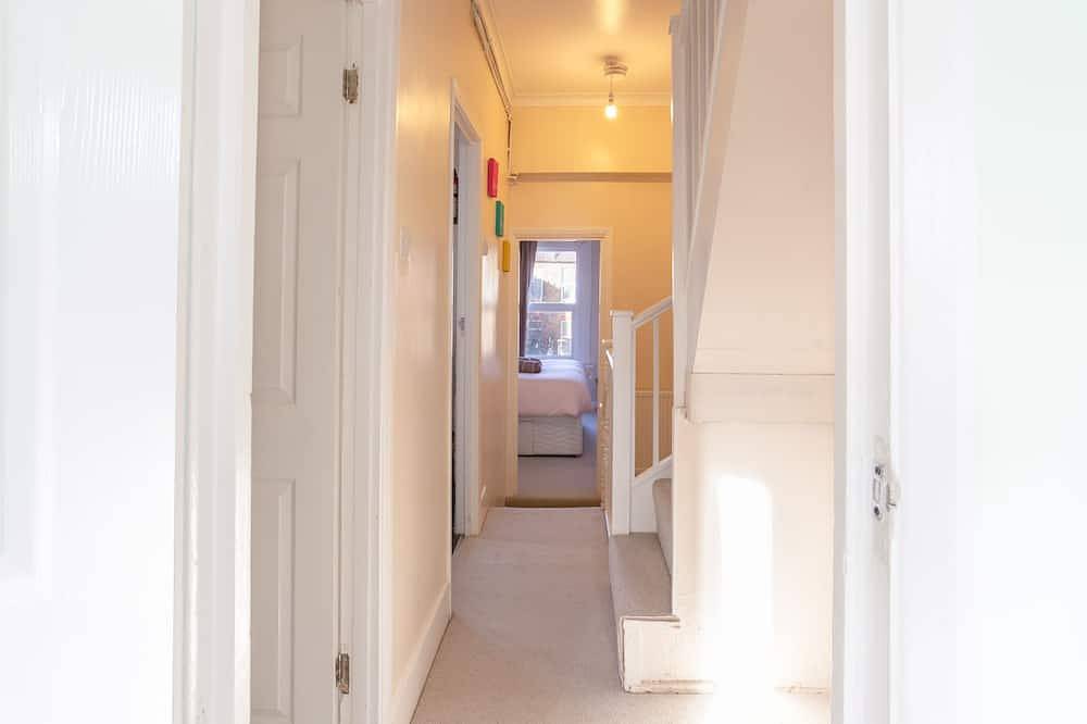 Geheel appartement, Mooi appartement met 2 slaapkamers in blaffen, 30 minuten naar het centrum van Londen, het stadscentrum van winkels in Barking and Dagenham, Londen
