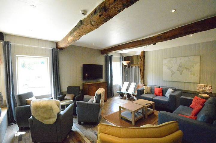 Location de vacances pour 15 personnes, avec jacuzzi et balcon ainsi que sauna et piscine, animaux acceptés dans Gros Fays