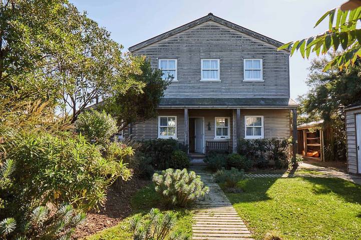 Beach house for 12 people, with garden and hot tub as well as balcony, with pets in West Wittering
