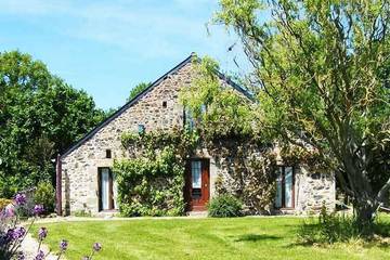 Gîte pour 4 personnes, avec terrasse et piscine à Hénansal