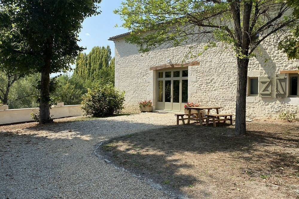 Le Tamaris - Ancienne grange avec piscine privé in Chalais, Charente