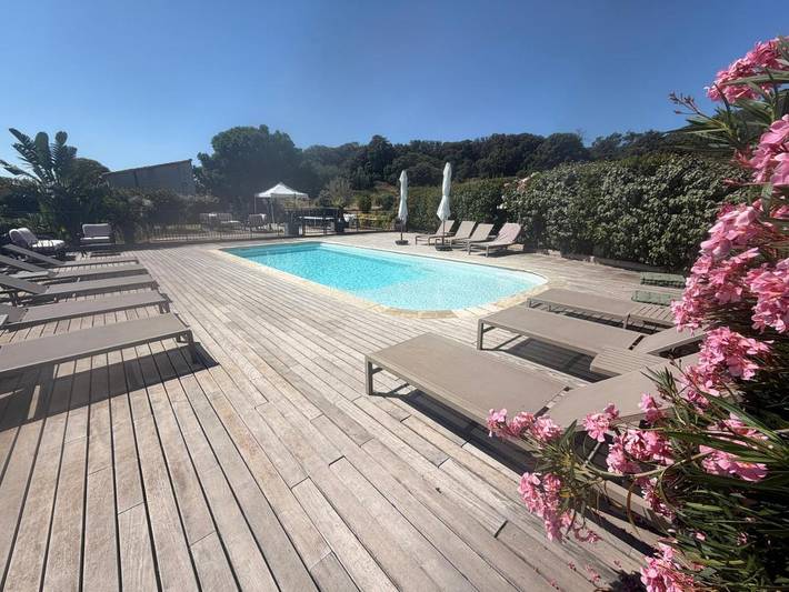 Hôtel pour 3 personnes, avec Balcon et Terrasse ainsi que Jardin et Piscine