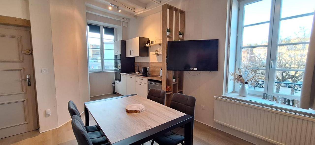 Appartement entier, Two-Bedroom Apartment in Éveux, Lyon et ses environs