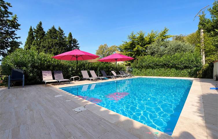 Reizende Ferienwohnung mit Pool, Terrasse und WLAN in Eyragues, Arles und Umgebung