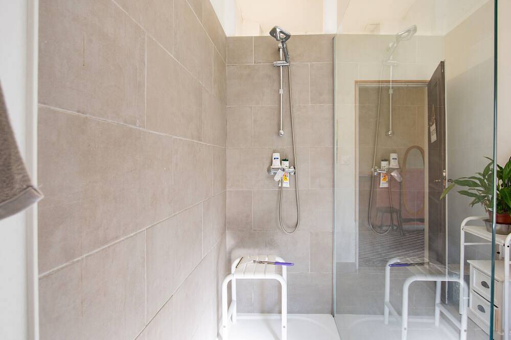 Apartment 'Bleue' mit gemeinsamer Terrasse, gemeinsamem Garten und Wlan in Le Teil, Privas