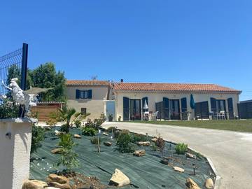 Location de vacances pour 2 personnes, avec jardin ainsi que piscine et vue à Saint-Barthélemy-de-Vals