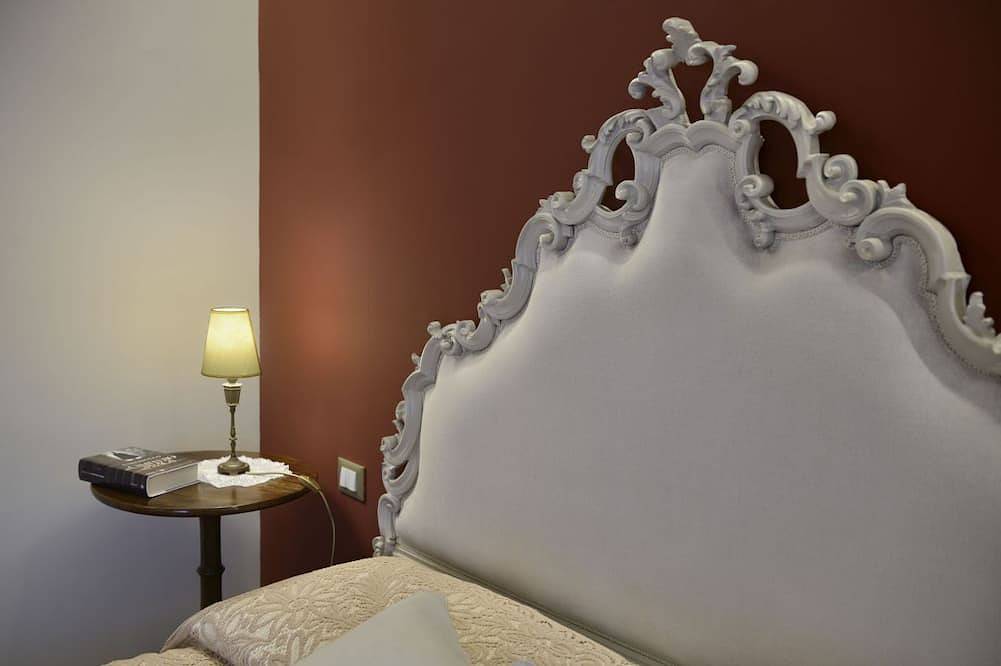 Suite Rosso di Sera with A/C and Private bathroom-  Villa le Facezie B&B in Terranuova Bracciolini, Valdarno