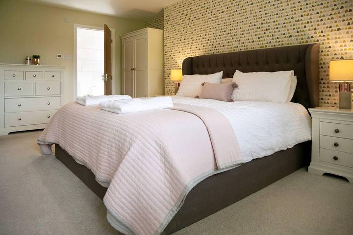 4 Bed House Sleeps 9 - Parking, Garden, Bbq, Wifi in Leeds, Yorkshire del Oeste