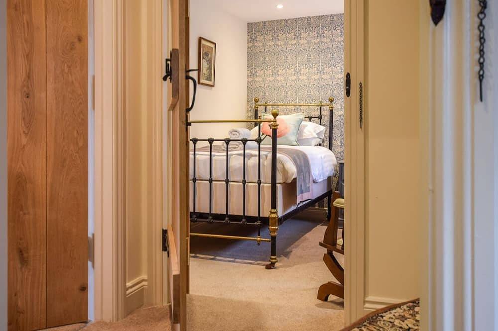 A sudeley castle cottage that sleeps 8 guests  in 4 bedrooms in Winchcombe, Gloucestershire