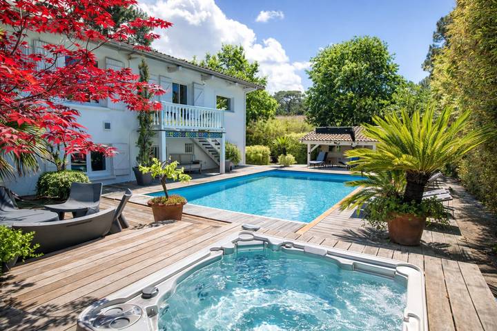 Villa pour 12 personnes, avec Jacuzzi ainsi que Terrasse et Jardin à La Teste-de-Buch