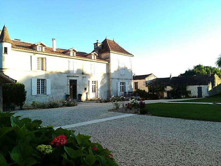 Maison d’hôte pour 2 personnes, avec piscine et jardin, animaux acceptés à Soyaux