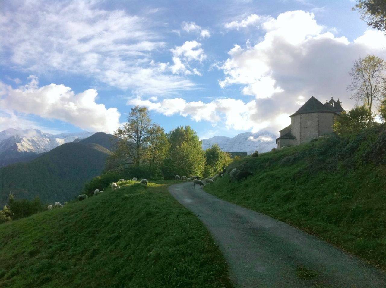 Au détour Du Larrech in Castillon-en-Couserans, Parc naturel régional des Pyrénées ariégeoises