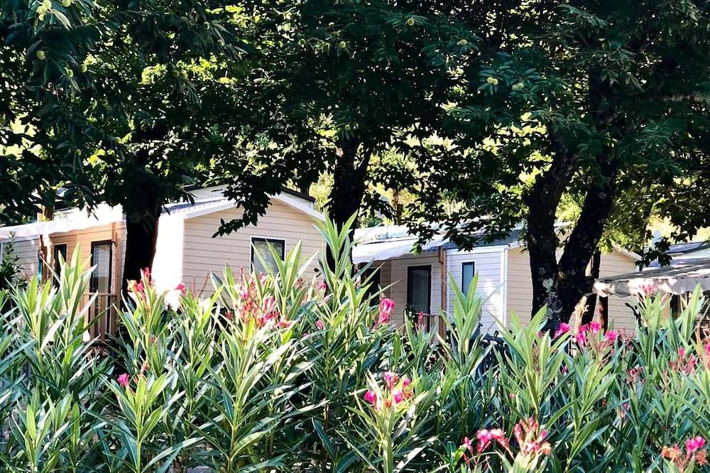 Mobilhom Club: 2 bedrooms, sleeps 4 in Berrias-et-Casteljau, Cevennen