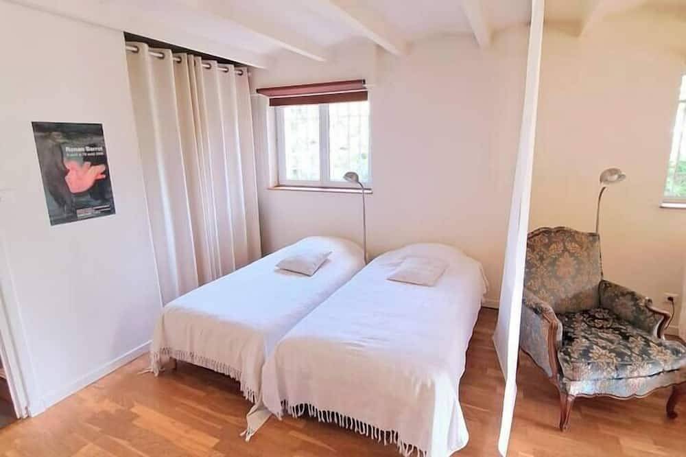 Le Chantegrillet: Large studio + quiet garden in Sainte-Foy-lès-Lyon, Rhône
