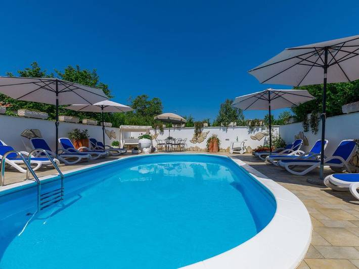 Ferienwohnung für 4 Personen, mit Terrasse und Garten sowie Pool, mit Haustier
