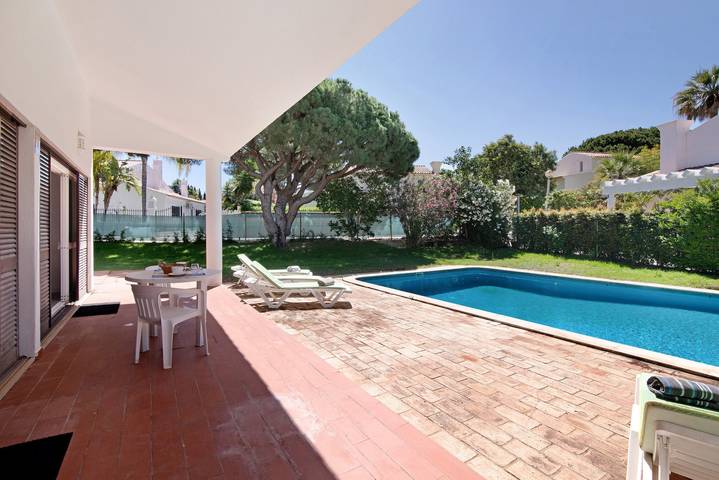 Villa 'Lynn - Quadradinhos' with Private Pool, Terrace, and Wi-Fi in Vale do Lobo, Almancil