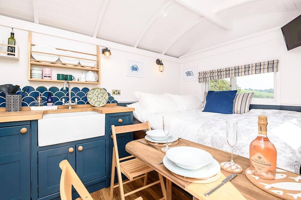 Luxury Coastal Shepherds Hut + hot tub, dining dome and outdoor kitchen. in Polperro, Cornwall
