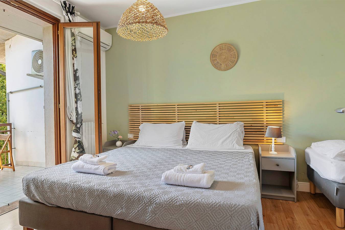 Appartement entier, Appartement 'Bc Garda House' avec balcon et climatisation in Peschiera del Garda, Montagnes autour du lac de Garde