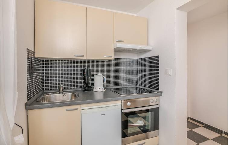 Apartamento vacacional entero, Escapada a la costa: acogedor apartamento con terraza y aparcamiento, a 1,5 km de la playa in Punat, Krk (isla)