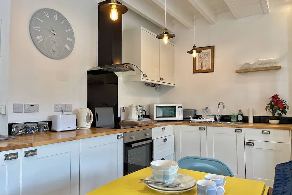 Ganze Wohnung, Idyllic coastal cottage with private beach hut - Sea Rose Cottage in Kingsdown, Kent