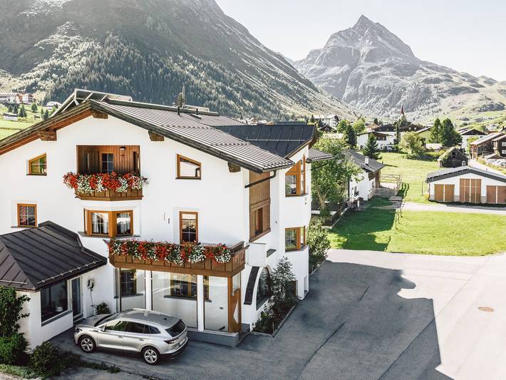 Ferienwohnung für 4 Personen, mit Balkon und Terrasse sowie Garten und Ausblick in Galtür