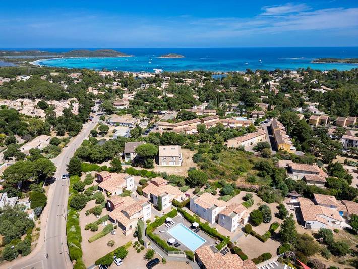 Appart’hôtel pour 3 personnes, avec Terrasse et Jardin ainsi que Piscine et Vue