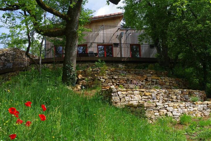 Gîte pour 4 personnes, avec jardin ainsi que piscine et terrasse à Puylagarde