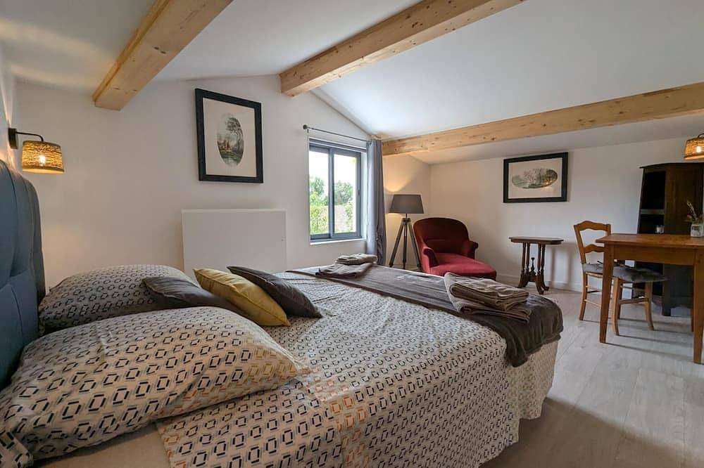 Gîte avec piscine chauffée, jardin clos et Wifi à Baignes in Baignes-Sainte-Radegonde, Charente