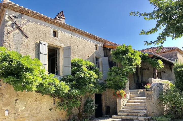 Location de vacances pour 8 personnes, avec jardin, animaux acceptés à Vire-sur-Lot