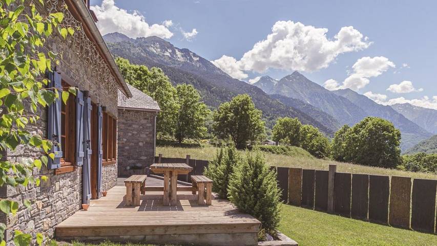 Location de vacances pour 4 personnes, avec jardin ainsi que sauna et vue à Sailhan