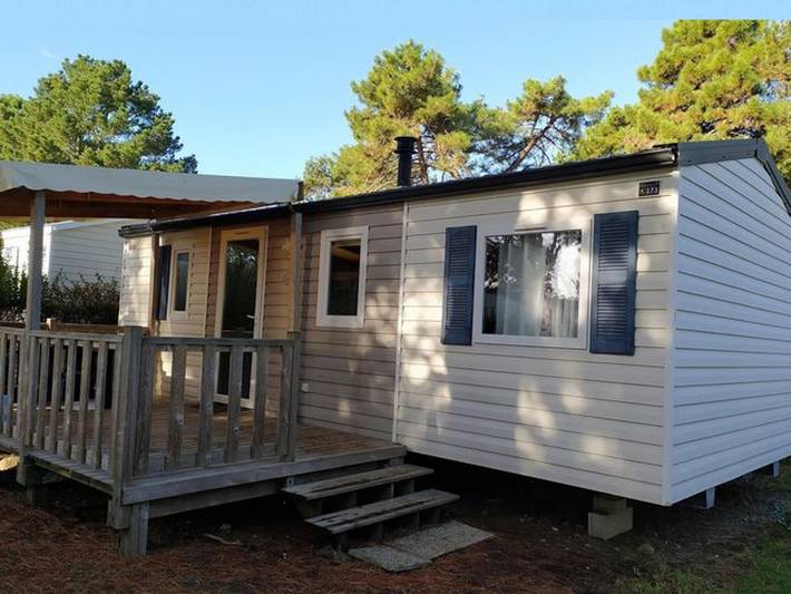 Camping pour 6 personnes, avec piscine et terrasse dans L'Aubrac