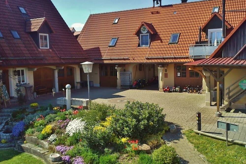 Ganze Wohnung, Ferienwohnung gelegen im kleinen Paradies umrahmt von Wiesen,     Feldern und Wald in Haundorf, Fränkisches Seenland