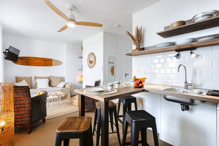Entire apartment, Apartment Les Iles with Sea View, Private Terrace, and Wi-Fi in Rivedoux-Plage, Ile de Re