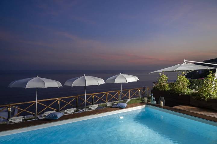 Agriturismo con piscina per 10 persone, con Balcone e Idromassaggio nonché Terrazza e Giardino a Napoli